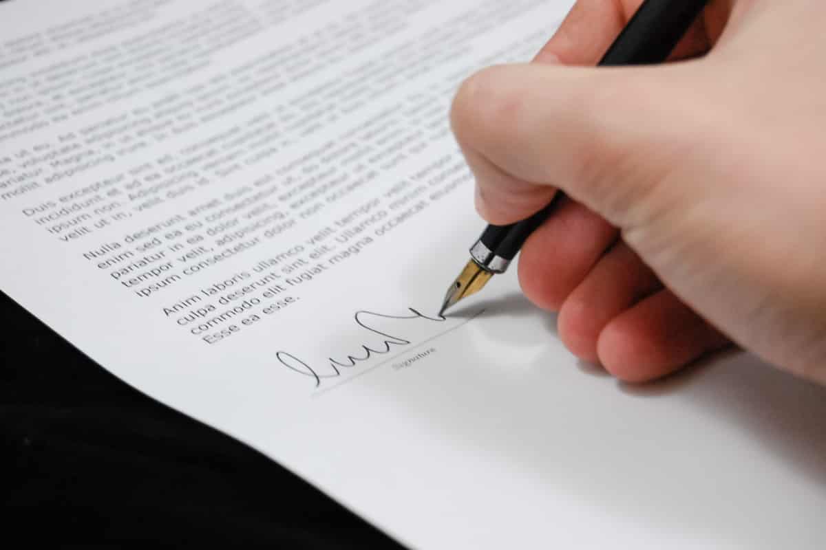 Signing a Document? Here's Who Can Witness It Lawpath